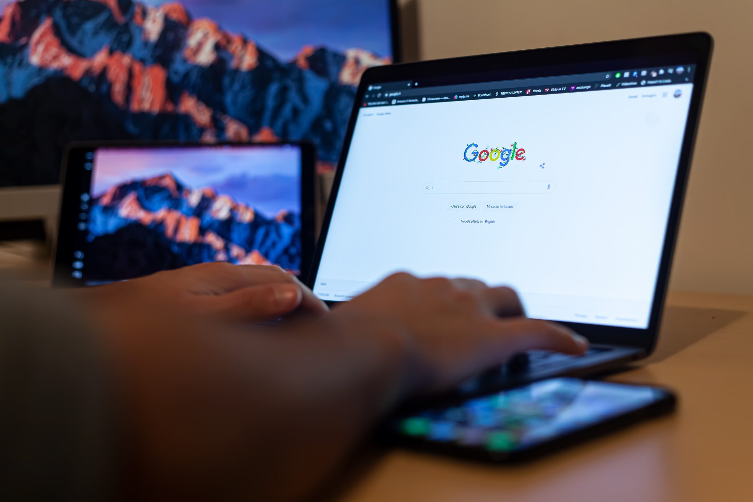 Google принимает страницы за дублирующиеся, если их URL похожи Google принимает страницы за дублирующиеся, если их URL похожи